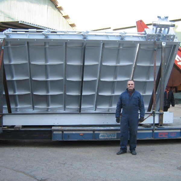 Valvola a farfalla multiporta per fumi di acciaieria ILVA Taranto. Square multy door butterfly valve for exhaust gas ILVA Taranto